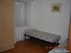 Kinderzimmer mit zwei Einzelbetten und Kleiderschrank im Ferienhaus Ginster an der Costa Rei, Sardinien