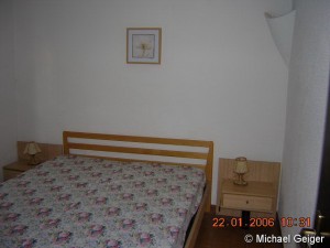 Schlafzimmer mit Doppelbett im Ferienhaus Ginster an der Costa Rei, Sardinien