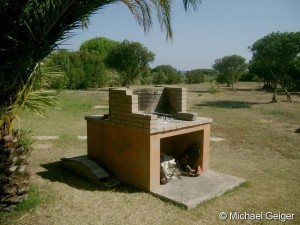 Grillplatz im Garten des Ferienhauses Ginster an der Costa Rei, Sardinien