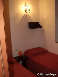 Kinderzimmer mit Einzelbetten im Ferienhaus Ginster an der Costa Rei, Sardinien
