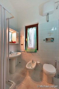 Badezimmer mit WC, Dusche, Waschbecken und Bidet im Ferienhaus Marina Trilo an der Costa Rei, Sardinien