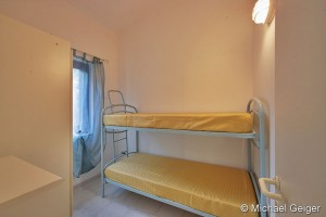 Kinderzimmer mit Etagenbetten im Ferienhaus Marina Trilo an der Costa Rei, Sardinien