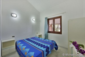 Schlafzimmer mit Doppelbett und Kleiderschrank im Ferienhaus Marina Trilo an der Costa Rei, Sardinien
