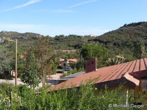Blick vom Balkon auf die umliegenden Häuser von den Ferienhäusern Pisu an der Costa Rei, Sardinien