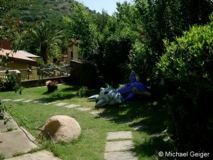 Garten mit Hecken und Sträuchern der Ferienhäuser Pisu an der Costa Rei, Sardinien