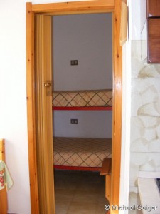 Kinderzimmer mit Etagenbetten in den Ferienhäusern Pisu an der Costa Rei, Sardinien