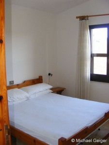 Massives Elternschlafzimmer mit Doppelbett in den Ferienhäusern Pisu an der Costa Rei, Sardinien