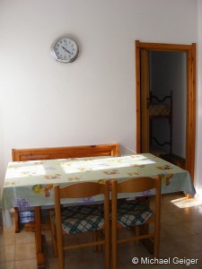 Wohnzimmer mit Sitzgruppe in den Ferienhäusern Pisu an der Costa Rei, Sardinien