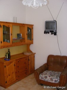 Wohnzimmer mit Anrichte und Sessel in den Ferienhäusern Pisu an der Costa Rei, Sardinien