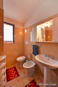 Badezimmer mit Waschbecken, WC, Bidet und Spiegelschrank in den Ferienhäusern Turagri an der Costa Rei, Sardinien