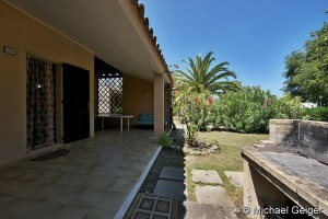 Überdachte Terrasse mit Garten und gemauertem Grill an den Ferienhäusern Turagri an der Costa Rei, Sardinien