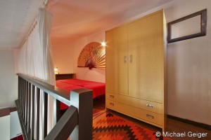 Schlafbereich auf der Mansarde mit Doppelbett und Kleiderschrank in den Ferienhäusern Turagri an der Costa Rei, Sardinien
