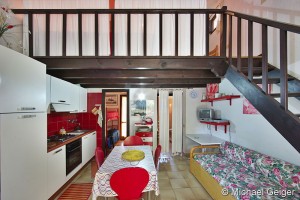 Vollansicht des Wohn- und Essbereichs mit Aufgang zur Mansarde in den Ferienhäusern Turagri an der Costa Rei, Sardinien
