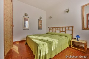 Elternschlafzimmer mit Doppelbett und Kleiderschrank in der Ferienvilla Casardi an der Costa Rei, Sardinien