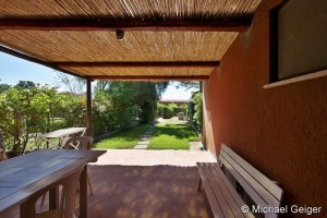 Terrasse mit Hausbank und Sitzgruppe der Ferienvilla Casardi an der Costa Rei, Sardinien