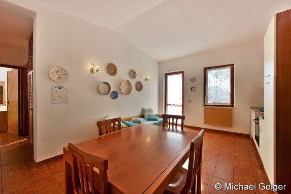 Wohnzimmer mit Sofa und Essgruppe in der Ferienvilla Casardi an der Costa Rei, Sardinien