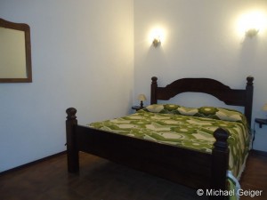 Schlafzimmer mit Doppelbett in der Ferienvilla Ginestre an der Costa Rei, Sardinien