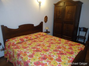 Zweites Schlafzimmer mit Doppelbett und Kleiderschrank in der Ferienvilla Ginestre an der Costa Rei, Sardinien