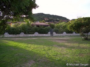Blick von außen auf das Grundstück der Ferienvilla Ginster an der Costa Rei, Sardinien