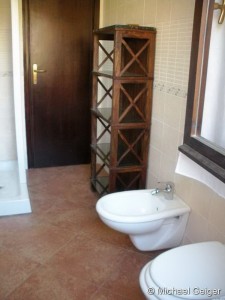Blick auf die Dusche und das Bidet der Ferienvilla Ginster an der Costa Rei, Sardinien