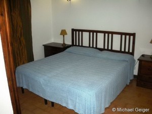 Elternschlafzimmer mit Doppelbett der Ferienvilla Ginster an der Costa Rei, Sardinien