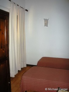 Zweites Schlafzimmer mit Einzelbetten in der Ferienvilla Ginster an der Costa Rei, Sardinien