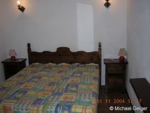 Elternschlafzimmer mit Doppelbett im sardischen Stil in der Ferienvilla Ginster an der Costa Rei, Sardinien