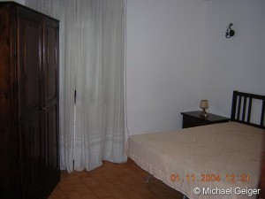 Zweites Schlafzimmer mit Doppelbett und Kleiderschrank in der Ferienvilla Ginster an der Costa Rei, Sardinien