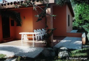 Vollansicht der Terrasse mit Sitzgruppe der Ferienvilla Ginster an der Costa Rei, Sardinien