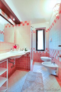 Großzügiges Badezimmer mit Dusche, Bidet, Waschbecken und WC in der Ferienvilla Lentischio an der Costa Rei, Sardinien