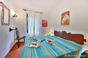Doppelbett in sardischem Stil des zweiten Schlafzimmers der Ferienvilla Lentischio an der Costa Rei, Sardinien