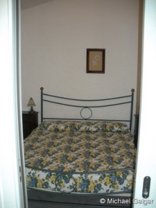 Schlafzimmer mit Doppelbett in der Ferienvilla Viggiano an der Costa Rei, Sardinien