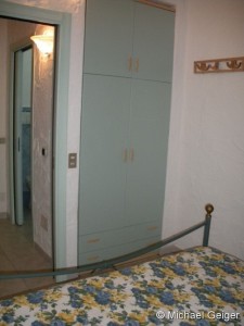 Schlafzimmer mit Schrank in der Ferienvilla Viggiano an der Costa Rei, Sardinien