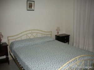 Zweites Schlafzimmer mit Doppelbett in der Ferienvilla Viggiano an der Costa Rei, Sardinien