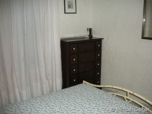 Kleiner Schrank im zweiten Schlafzimmer der Ferienvilla Viggiano an der Costa Rei, Sardinien