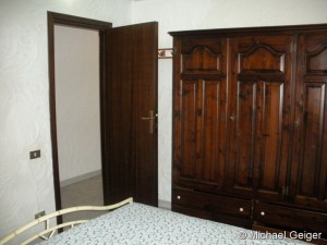 Großer, dunkler Kleiderschrank im Schlafzimmer der Ferienvilla Viggiano an der Costa Rei, Sardinien