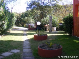 Großer Garten mit Außendusche und gemauertem Grill der Ferienwohnung Emanuele an der Costa Rei, Sardinien