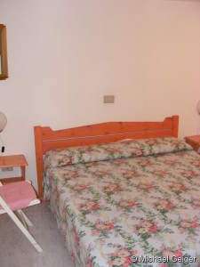 Elternschlafzimmer mit Doppelbett in der Ferienwohnung Emanuele an der Costa Rei, Sardinien