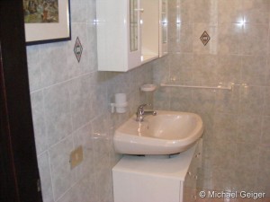 Badezimmer mit Waschbecken in der Ferienwohnung Gianfranco an der Costa Rei, Sardinien