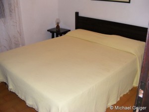 Schlafzimmer mit Doppelbett in der Ferienwohnung Gianfranco an der Costa Rei, Sardinien