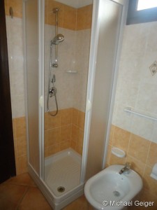Dusche und Bidet im ersten Badezimmer der Ferienwohnung Ginestre Basse an der Costa Rei, Sardinien