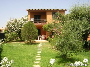 Garten und Außenansicht der Ferienwohnung Ginestre Basse an der Costa Rei, Sardinien