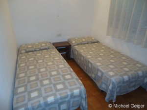 Kinderzimmer mit zwei Einzelbetten in der Ferienwohnung Ginestre Basse an der Costa Rei, Sardinien