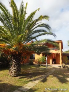 Zugang zum Garten mit Außendusche und der Terrasse der Ferienwohnungen Ginster an der Costa Rei, Sardinien