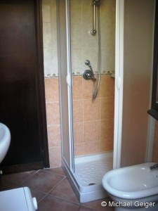 Bad mit Dusche in der Ferienwohnung Ginster an der Costa Rei, Sardinien