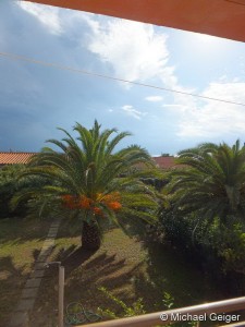 Blick vom Balkon auf den Garten der Ferienwohnungen Ginster an der Costa Rei, Sardinien