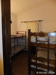 Kinderzimmer mit vier Betten (Etagenbetten) der Ferienwohnungen Ginster an der Costa Rei, Sardinien