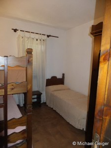 Kinderzimmer mit Etagenbett und Einzelbett in den Ferienwohnungen Ginster an der Costa Rei Sardinien