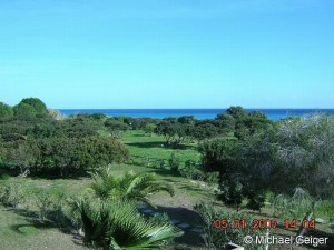 Blick auf das Meer und das Grunstück der Ferienwohnungen Ginster an der Costa Rei, Sardinien