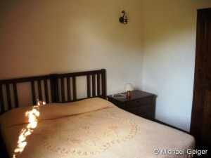 Schlafzimmer mit Doppelbett in den Ferienwohnungen Ginster an der Costa Rei, Sardinien